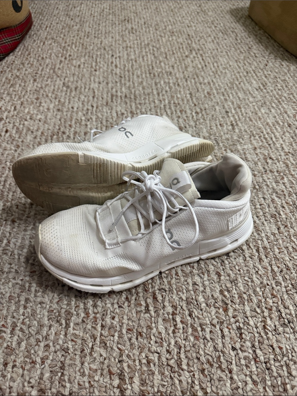 Women’s white Oncloud shoes
